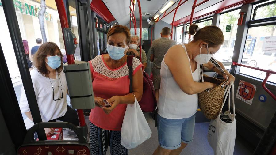 Varios usuarios, en un bus de la flota de la EMT. FOTO: Pere Ferré