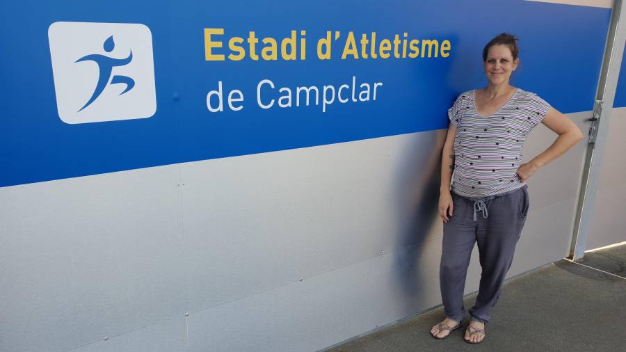 Natalia Rodríguez, que espera su tercer hijo, junto un cartel del estadio de Campclar que a partir de ahora llevará su nombre. FOTO: Eric Bondia