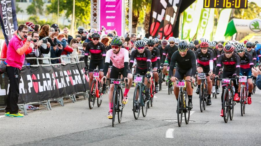Alberto Contador, a la izquierda con el maillot rosa, durante la etapa de la Polar celebrada este domingo. FOTO: Cedida