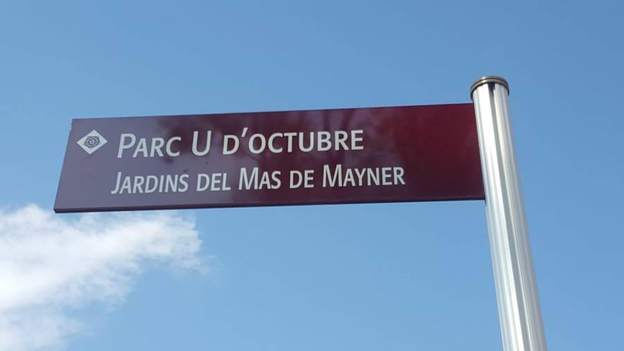 Imatge del cartell amb el nom de Parc U d'Octubre-Jardins del Mas de Mayner. Foto: A. Mariné