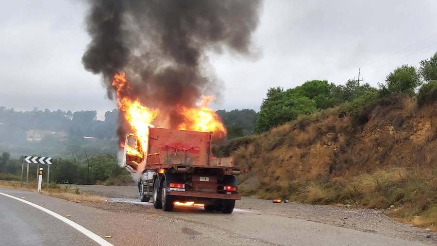 El camió cremant abans de l'arribada de bombers. Foto: Àlba Mariné