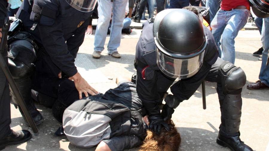Las cargas se produjeron el 27 de mayo de 2011 en la Plaça Catalunya, donde estaban los indignados. Foto: ACN