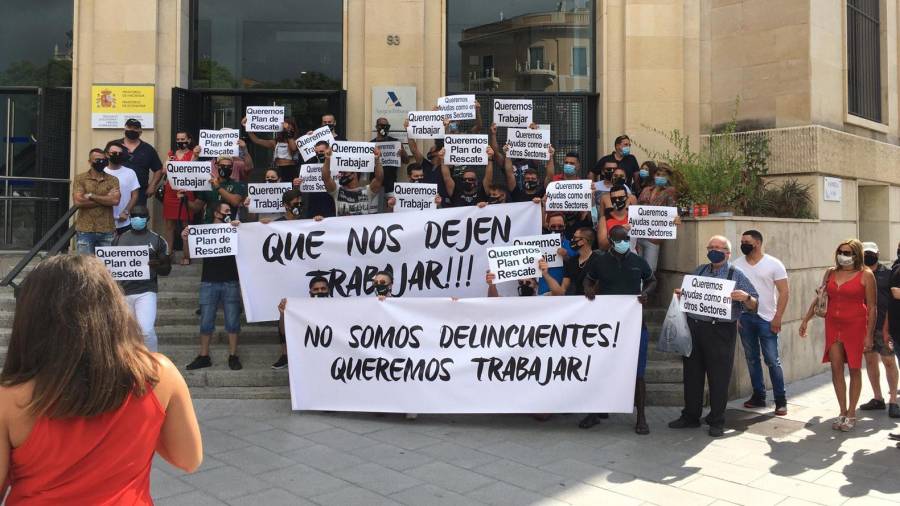 Imagen de los trabajadores a las puertas de la oficina de Hacienda en Tarragona