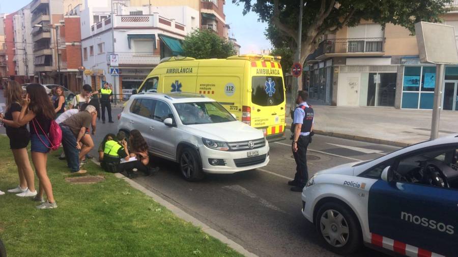 Una patrulla de Mossos, una ambulancia del SEM y agentes de la Policía Local de Cambrils regularizando el tráfico. Alba Mariné