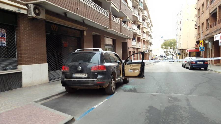 Se ha procedido a romper una ventanilla del coche para poder llegar hasta el conductor, tristemente fallecido. FOTO: DT