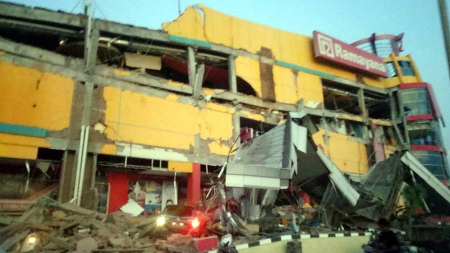 Vista de un edificio derrumbado tras un terremoto de magnitud 7,5 que sacudió la isla de Célebes