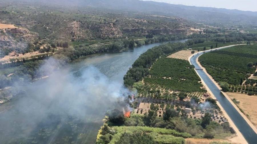 Imatge de l’incendi forestal des de l’helicòpter dels Bombers de la Generalitat. FOTO: DT