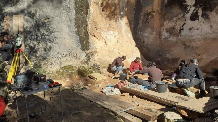 Trabajos arqueológicos en la Balma de la Graiera de Calafell.