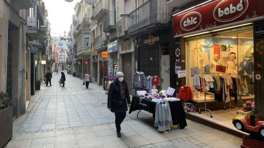 El carrer de la Cort de Valls, una de les zones comercials de la ciutat, amb botigues i petites empreses que estan patint els efectes econòmics derivats de la pandèmia de la covid-19. FOTO: J. G.