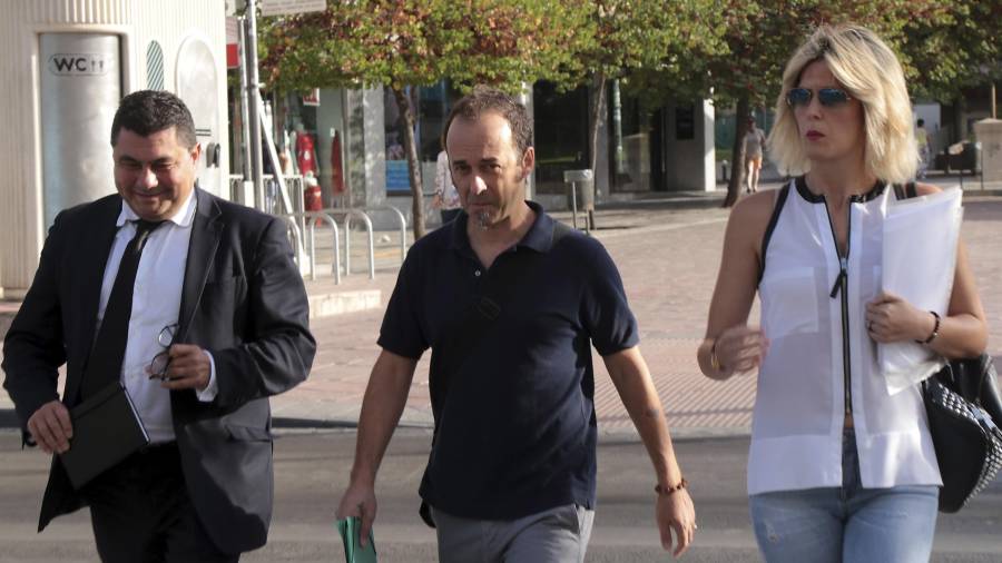 Francesco Arcuri (c), expareja de Juana Rivas, y padre de sus hijos, con sus abogados, ayer. Foto: Pepe Torres/EFE.