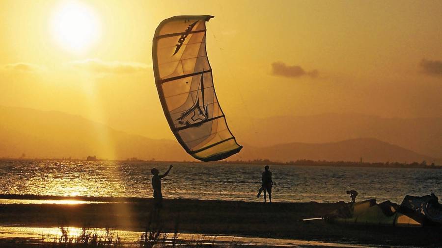 Aficionados del kitesurf en la bahía de Els Alfacs. Foto. Patronat de Turisme DIputació de Tarragona