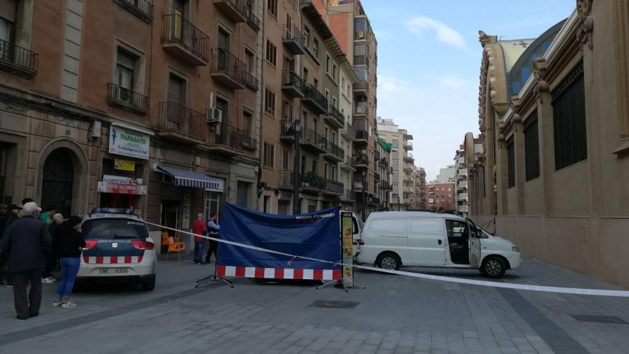 Lona de los Mossos d'Esquadra para tapar el cuerpo del fallecido en la calle Reding. FOTO: DT