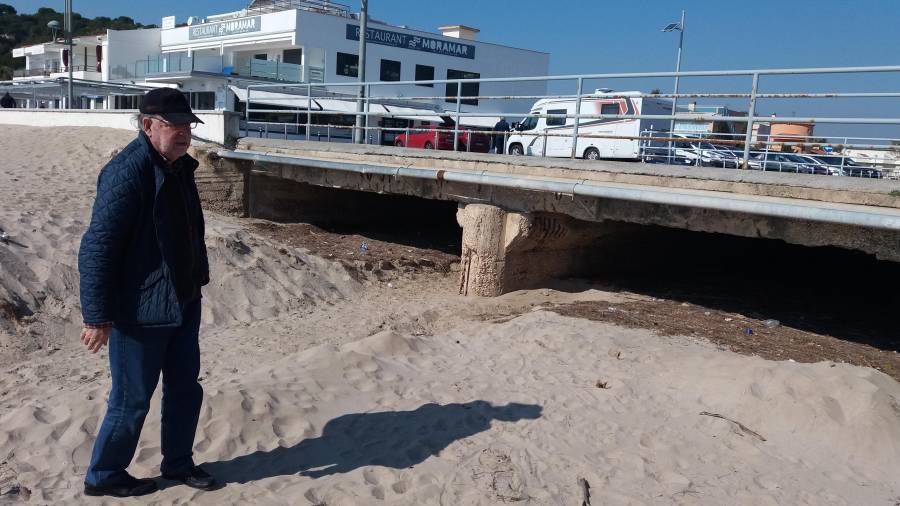 Francesc García asegura que desde hace meses no se quita la arena depositada en el canal. Foto: Àngel Juanpere