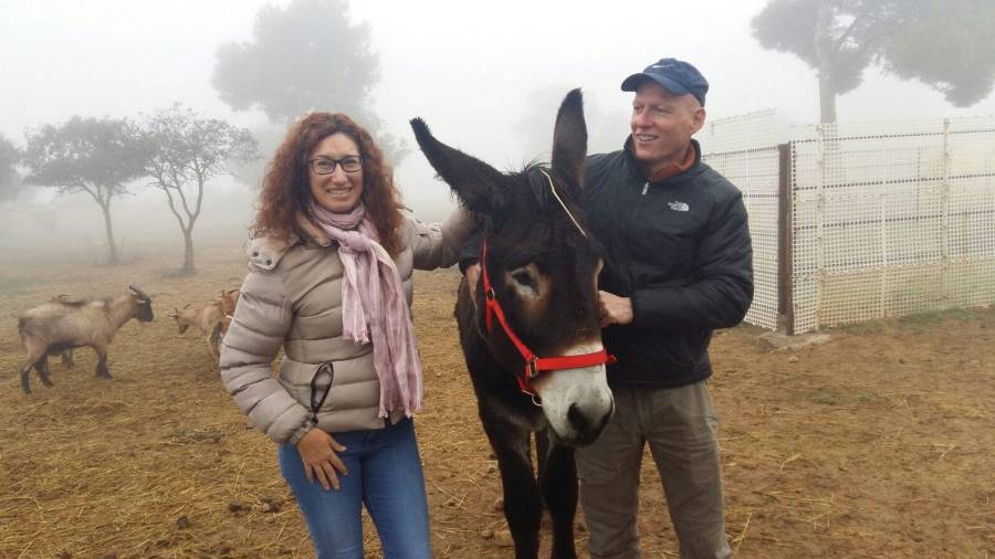 Rosana Andreu i Jordi Moretó amb el ruc Nic, que ara viu a la granja Cal Tau, al municipi urgellenc de Guimerà. FOTO:CEDIDA