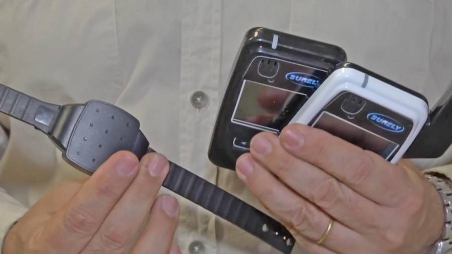 La pulsera y los dispositivos que detectan si el maltrata-dor se acerca. FOTO: youtube