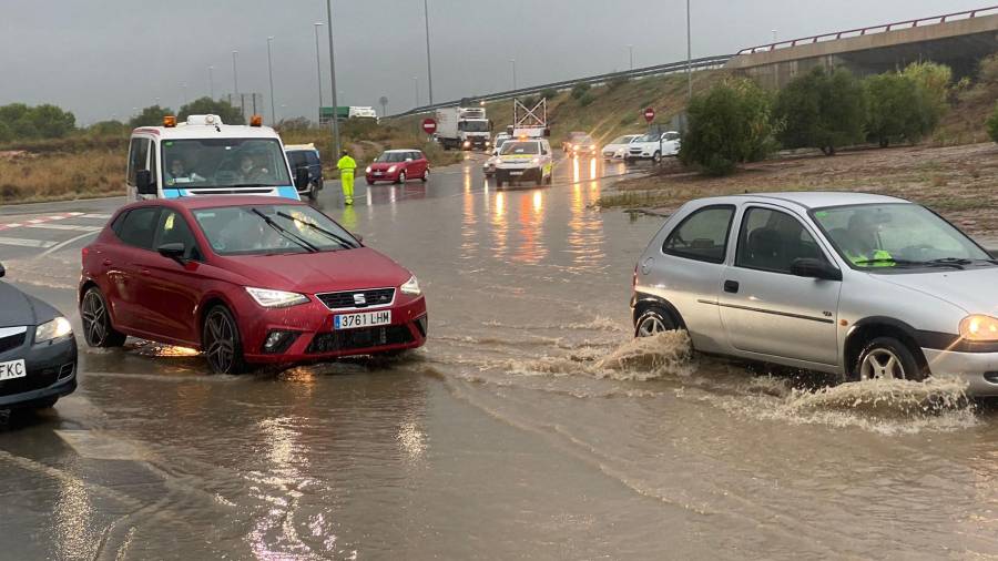 Acumulación de agua en la carretera C-14, en la rotonda de incorporación a la autovía A-7. Foto: Alfredo González