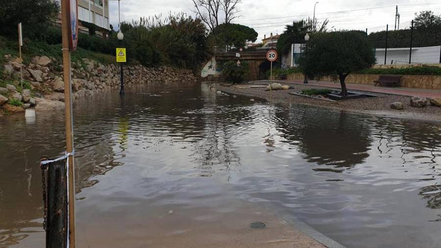 La calzada de circulación totalmente anegada. FOTO: Jesus Manuel Navarro