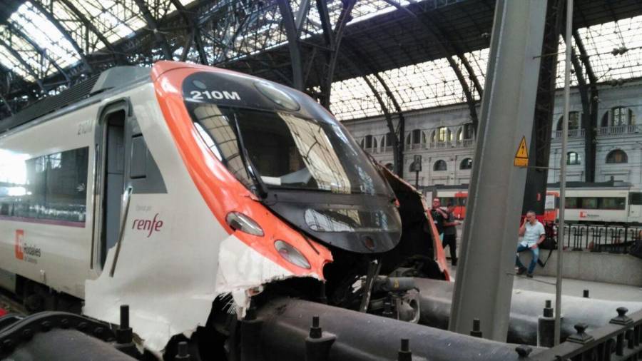 Así ha quedado el tren que llegaba de Sant Vicenç de Calders a Barcelona tras el accidente en la Estació de França. Foto: DT