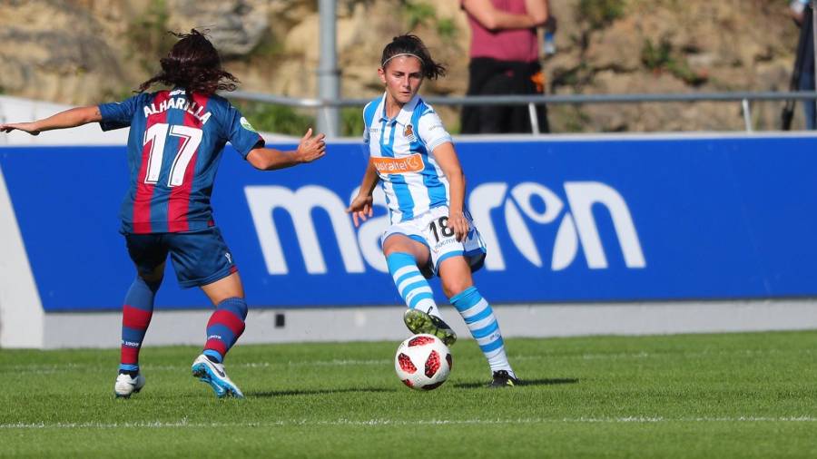Paola Soldevila (derecha), durante un partido disputado con la Real Sociedad. Foto: cedida