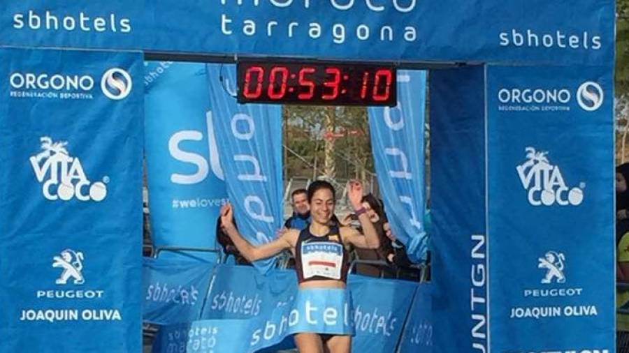 Marta Galimany, cruzando la línea de meta tras ganar los 15 kms. de la Marató de Tarragona. FOTO: Running Solutions