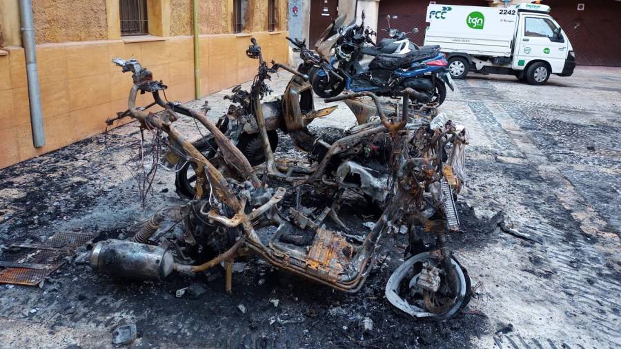 Imatge d'aquest matí de les motos cremades. Foto: Pere Ferré