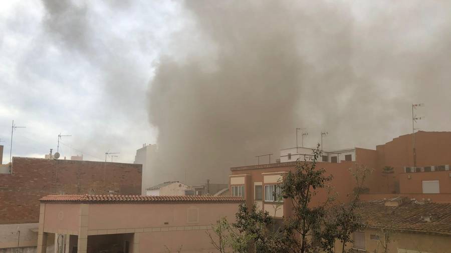 Imagen de la columna de humo del incendio de la calle de Sant Serapi. Foto: Pedro Caro.