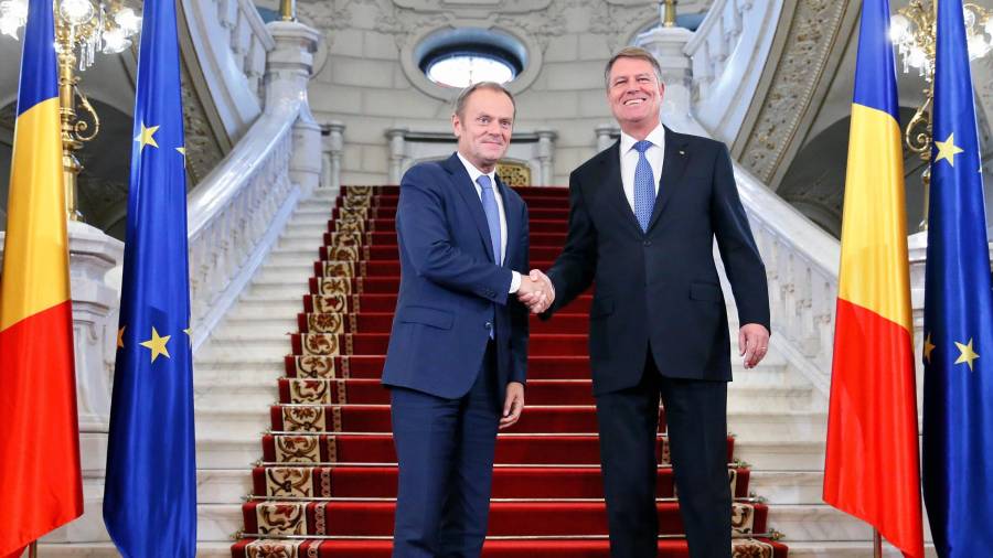 Donald Tusk (esquerra) visita Romania. EFE