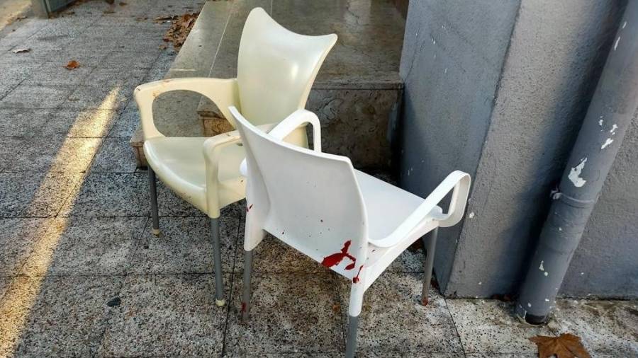 Una de las sillas de la terraza del bar que tenía manchas de sangre de la víctima. FOTO: DT