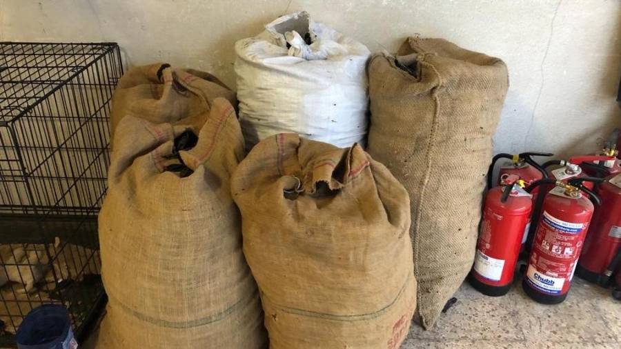 Los cinco sacos decomisados se almacenaron en la comisaría a la espera de poder devolverlos a su propietaria. FOTO: PL Vila-seca