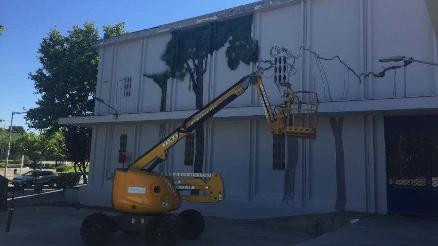 La plasmación del mural en el mercado de Calafell ha comenzado hace