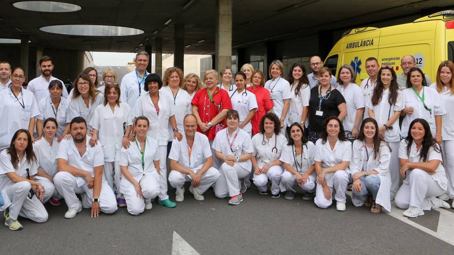 Imagen de grupo de parte de los profesionales del servicio de Urgencias del Hospital Sant Joan de Reus, que cuenta con unos 140 profesionales, 24 de los cuales son médicos. Foto: Alba Mariné