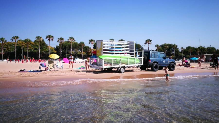 Imagen del coche este viernes en la playa de L'Arrabassada de Tarragona. FOTO: Cedida