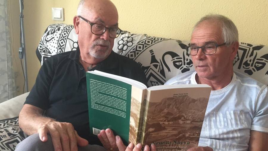 Francisco Campoy y Francisco Mesa ojean un libro sobre historia de Guadix. FOTO: JMB