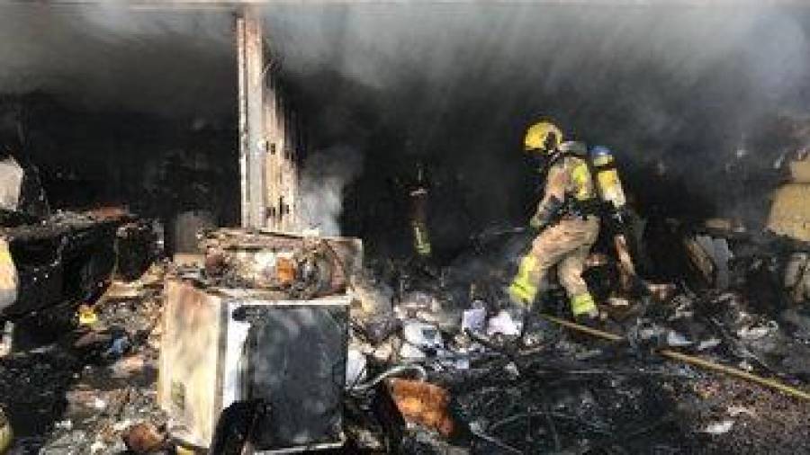 Imagen de la casa incendiada en el Albiol. FOTO. Bombers Alcover