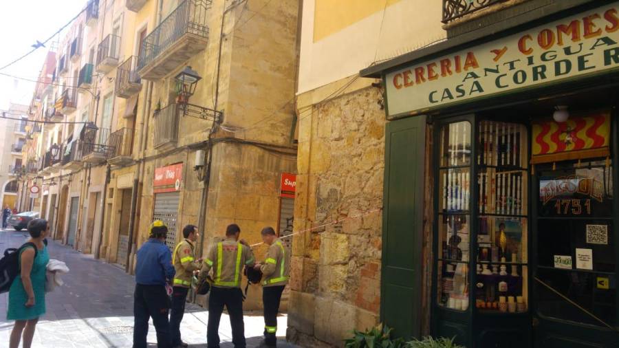 Los Bombers, en la esquina de la calle Merceria con Sant Pere Estuves. FOTO. DT