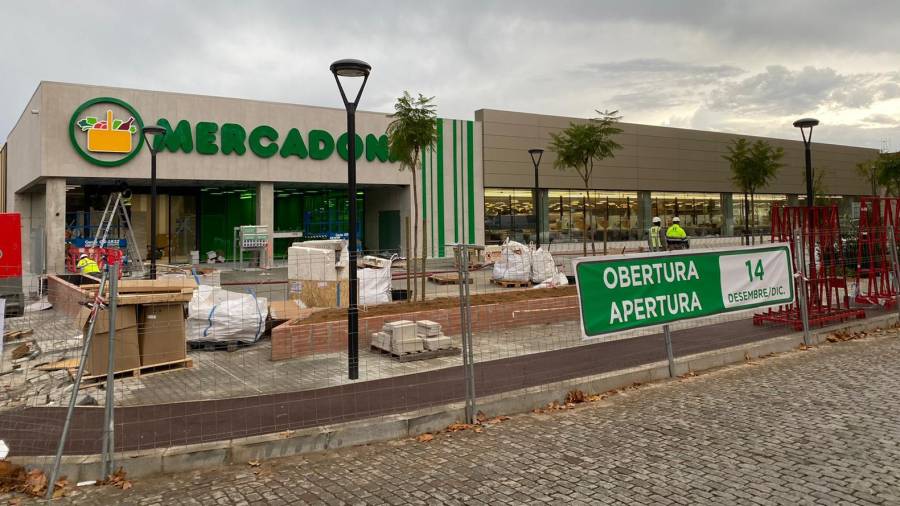 Los operarios trabajan en la zona exterior del supermercado Mercadona que abrirá el próximo 14 de diciembre. Foto: A. G.