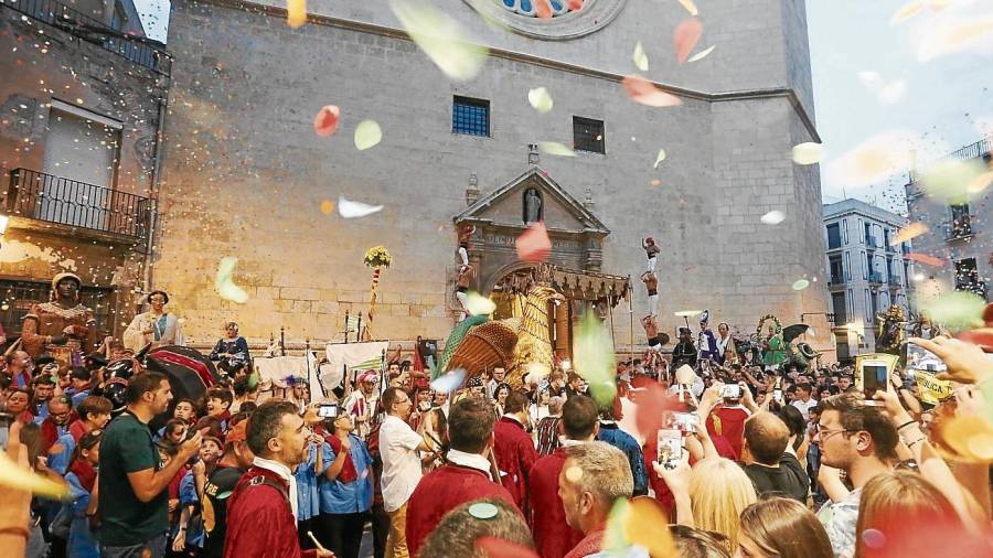 Gran expectaci&oacute;n en el baile del Bou de Reus. 5. La imagen de Sant Pere, volviendo a la Prioral.&nbsp;FOTO: Alba Marin&eacute;.&nbsp;