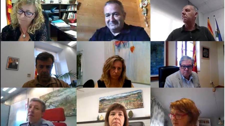 Reunió virtual entre alcaldes i representants de la Generalitat a l’Ebre. FOTO: CEDIDA