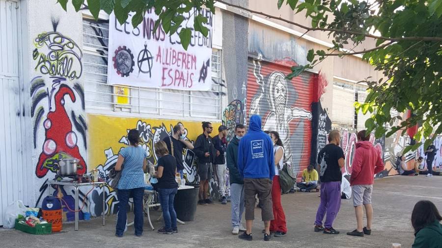 Los ocupas han montado un desayuno de chocolate caliente para reunir el máximo número de personas y mostrar su oposición al desahucio. FOTO: A.M.