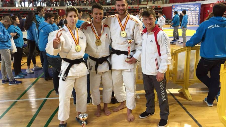 Los medallistas del equipo Vital Esport en el Júnior de Pinto. FOTO: Cedida