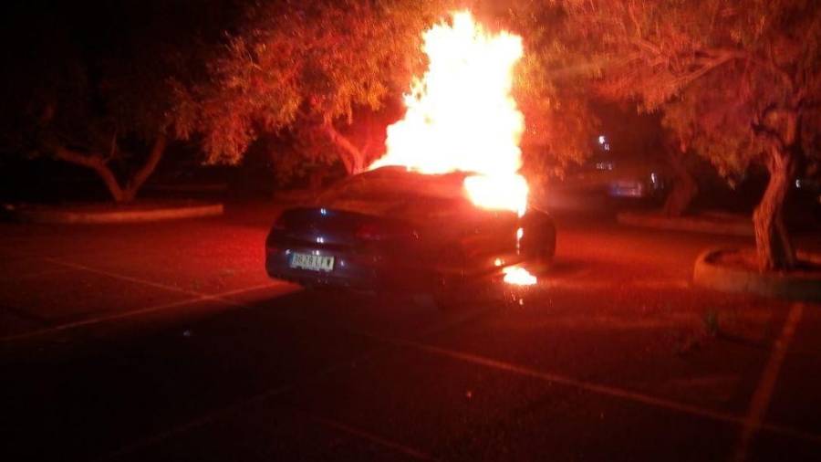 Imagen del coche que ardía esta madrugada en el parking de la Pacha. FOTO: DT
