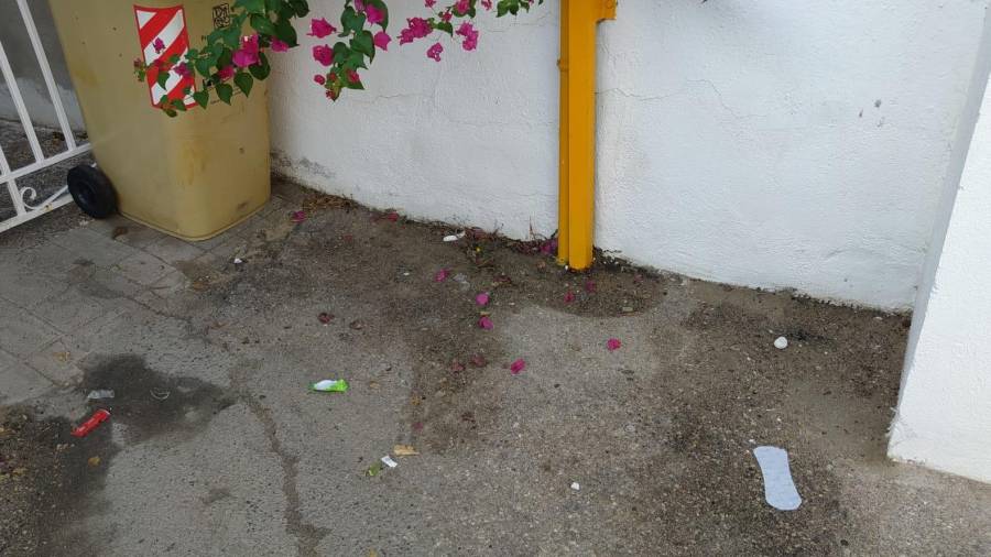 Imagen de una esquina de la calle Vileta de Mar con compresas y meadas en el suelo. FOTO: CEDIDA
