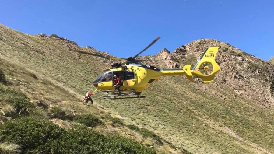 L'helicòpter de Bombers amb el GRAE ha evacuat el ferit de la Febró a l'Hospital Joan XXIII. Foto: Bombers de la Generalitat