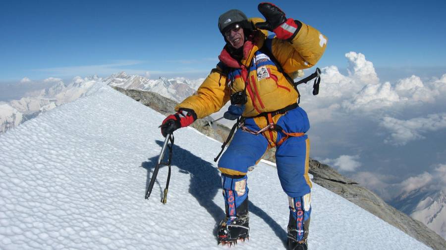 Òscar Cadiach, en la cumbre del Dhaulagiri que alcanzó el 25 de mayo de 2012 junto al leonés Miguel Angel Pérez (fallecido en 2014 en el K-2). Foto: Miguel Angel Pérez
