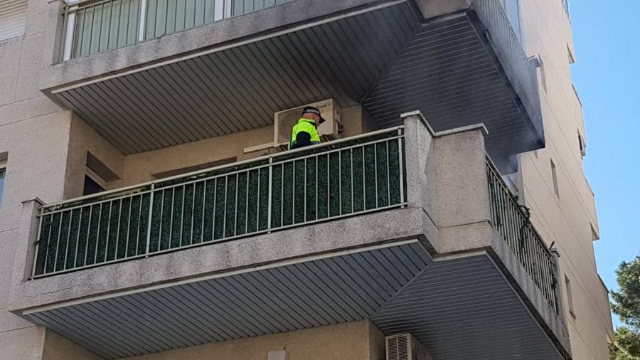 Un agente de la Policía Local, en la terraza afectada por el incendio. FOTO: DT