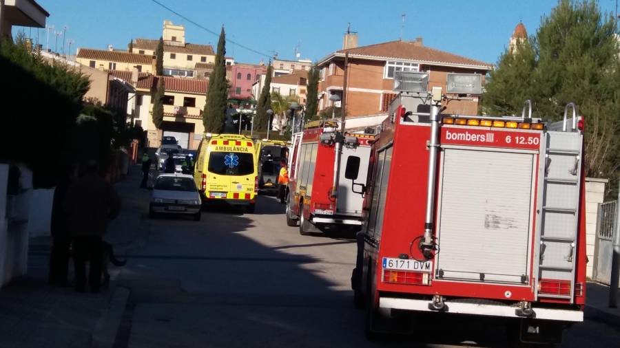 Bombers, Mossos d'Esquadra i SEM s'han desplaçat fins el carrer Priorat de la Secuita. Foto: Àngel Juanpere