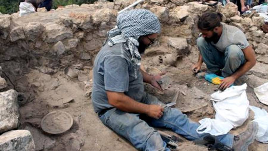 Dos arqueòlegs treballant al jaciment del coll del Moro a la Serra d’Almos. fOTO:cedida
