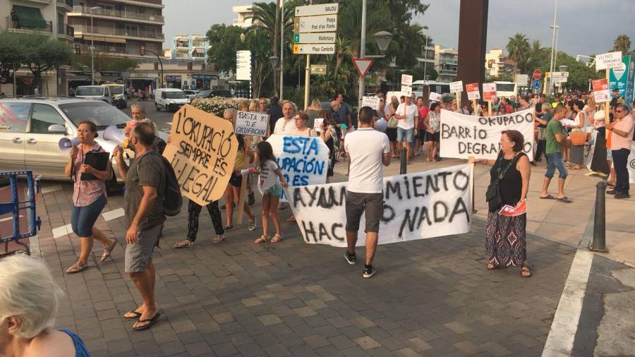 Protesta de vecinos de Vilafortuny a la okupación en la zona de Llevant de Cambrils. FOTO: Cristina Sierra