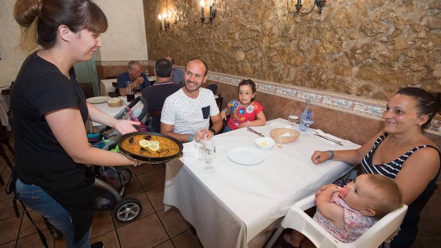Paella para toda la familia en Cal Joan. Foto: Joan Revillas