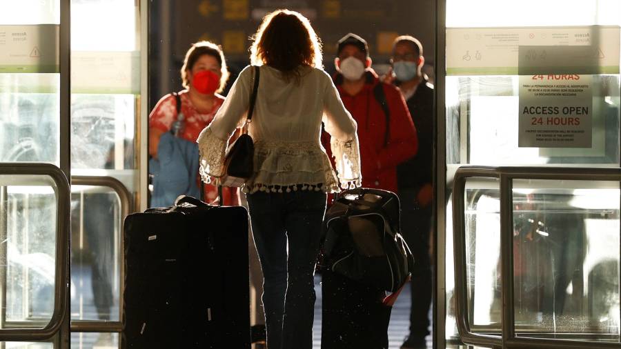 Imagen de archivo de pasajeros al Aeropuerto de Barajas. FOTO: EFE